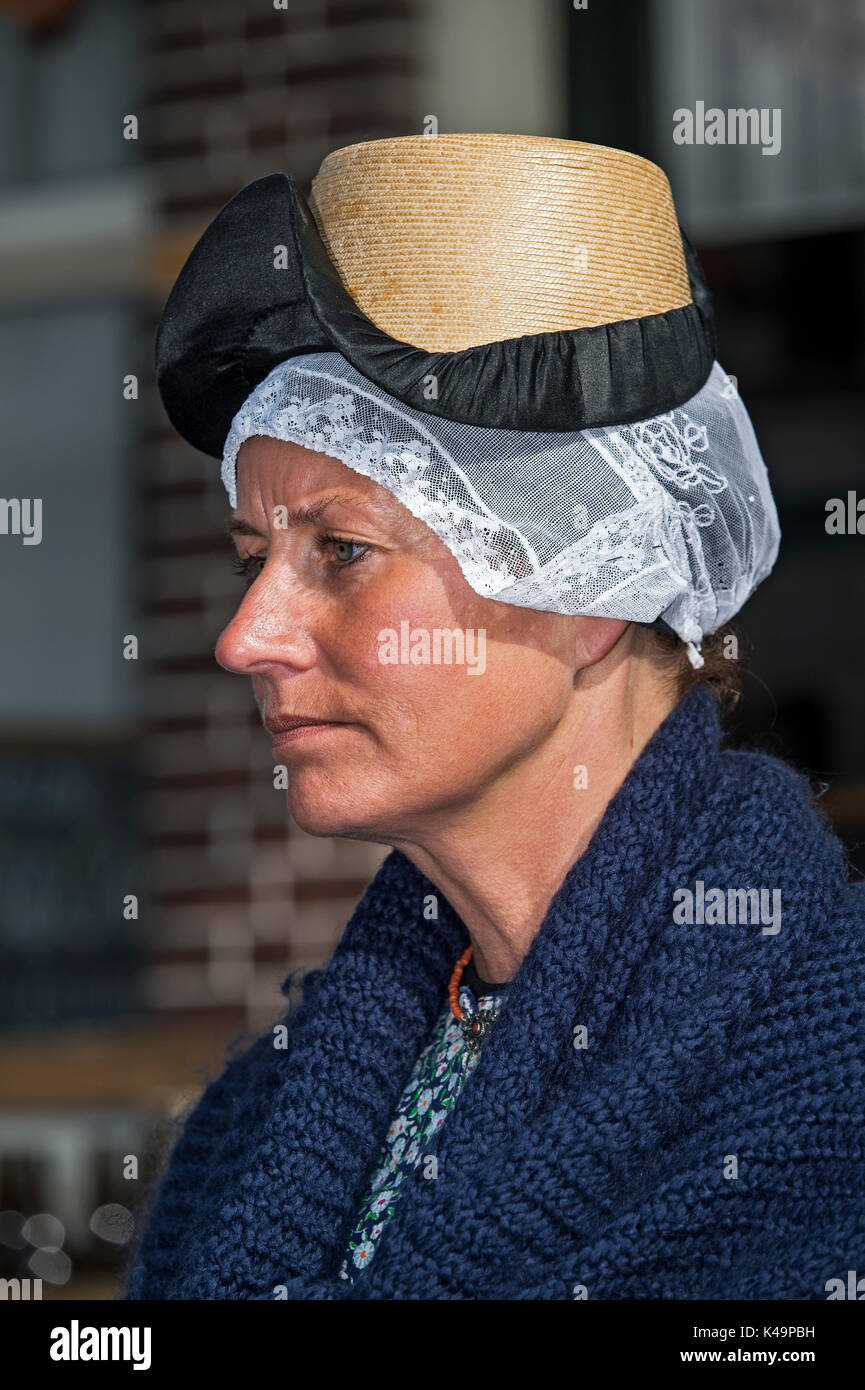 Donna che indossa un tradizionale costume olandese complementato da un  pizzo bianco cofano e una capanna, mercato del formaggio di Alkmaar, Paesi  Bassi Foto stock - Alamy