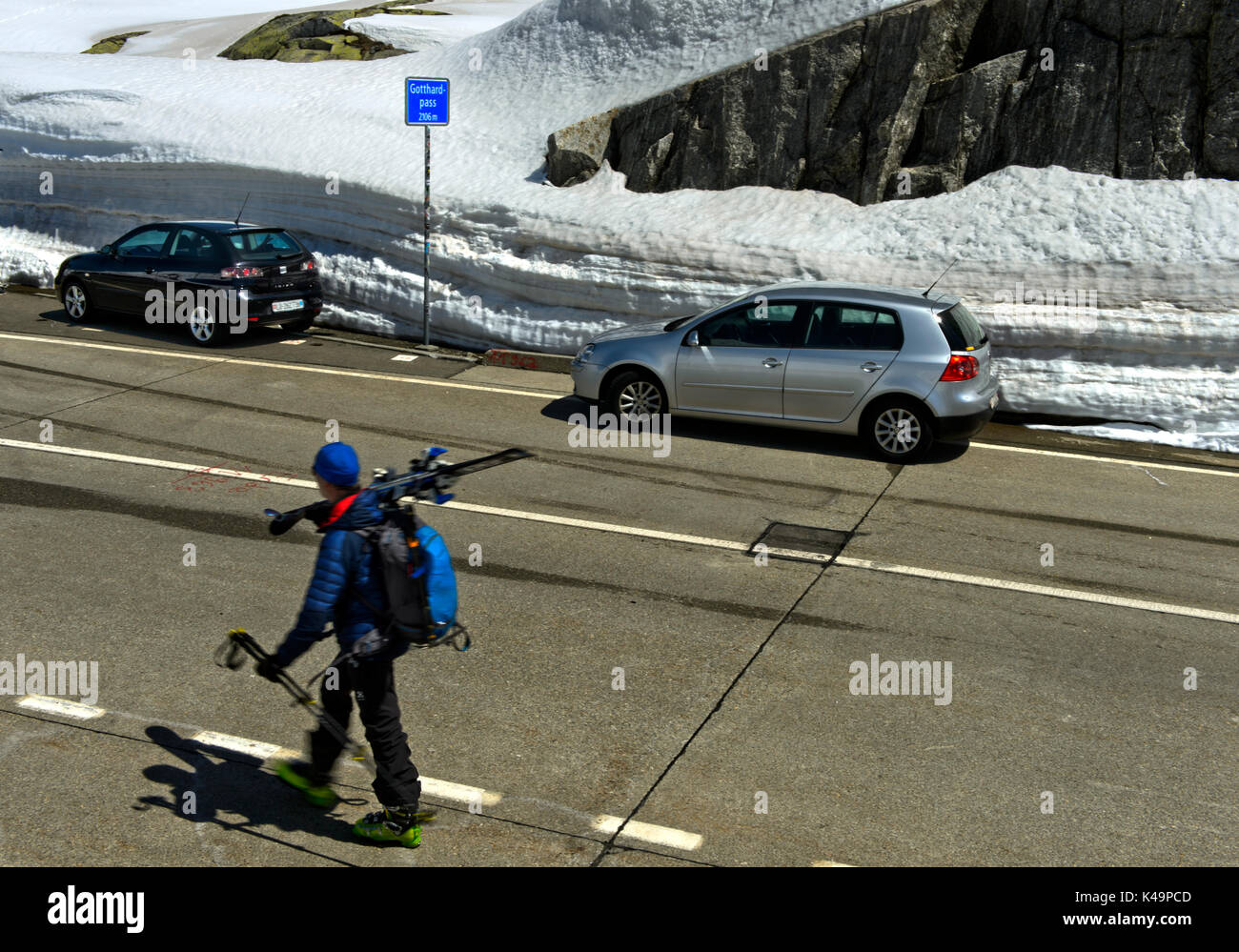 Zona pedonale con sci e vetture al punto più alto del San Gottardo, Airolo, Canton Ticino, Svizzera Foto Stock