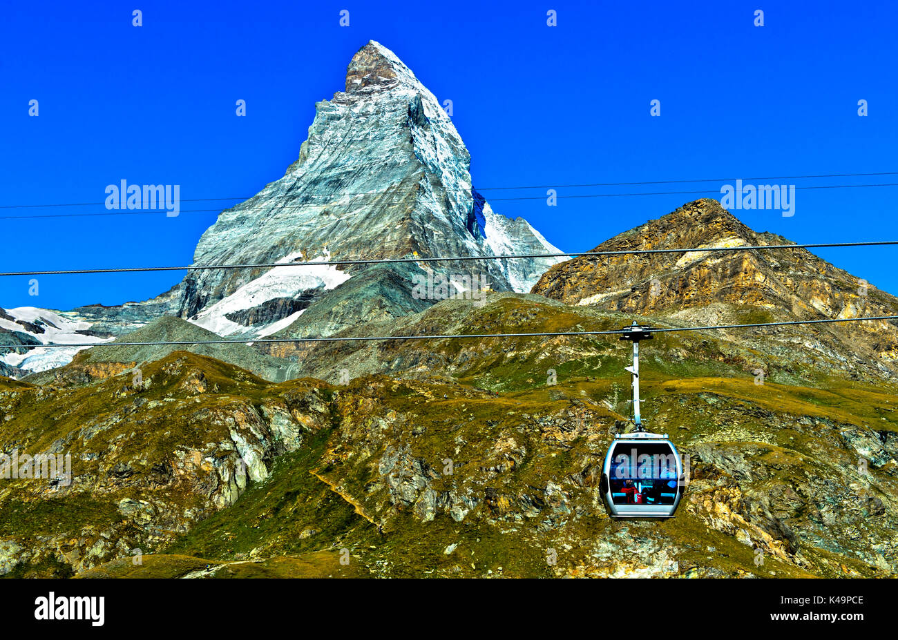 Gondola del Matterhorn Express Funivia passando il picco sul Cervino, Zermatt, Vallese, Svizzera Foto Stock