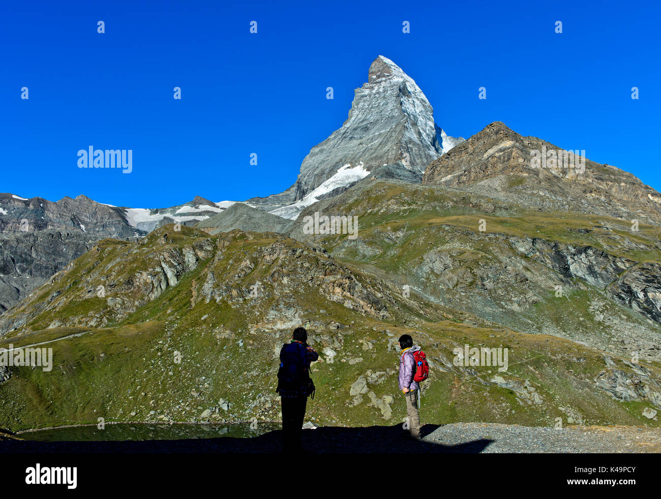 Due turisti guardando il Cervino, Schwarzsee, Zermatt, Vallese, Svizzera Foto Stock