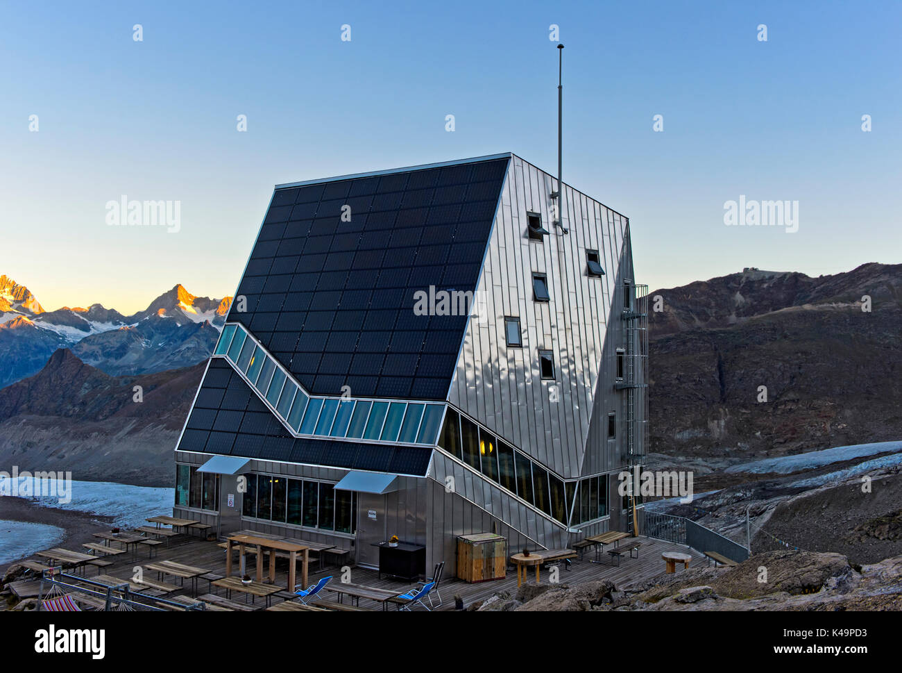 Pannelli solari presso il Monte Rosa Rifugio Monte Rosa Hütte, Zermatt, Vallese, Svizzera Foto Stock