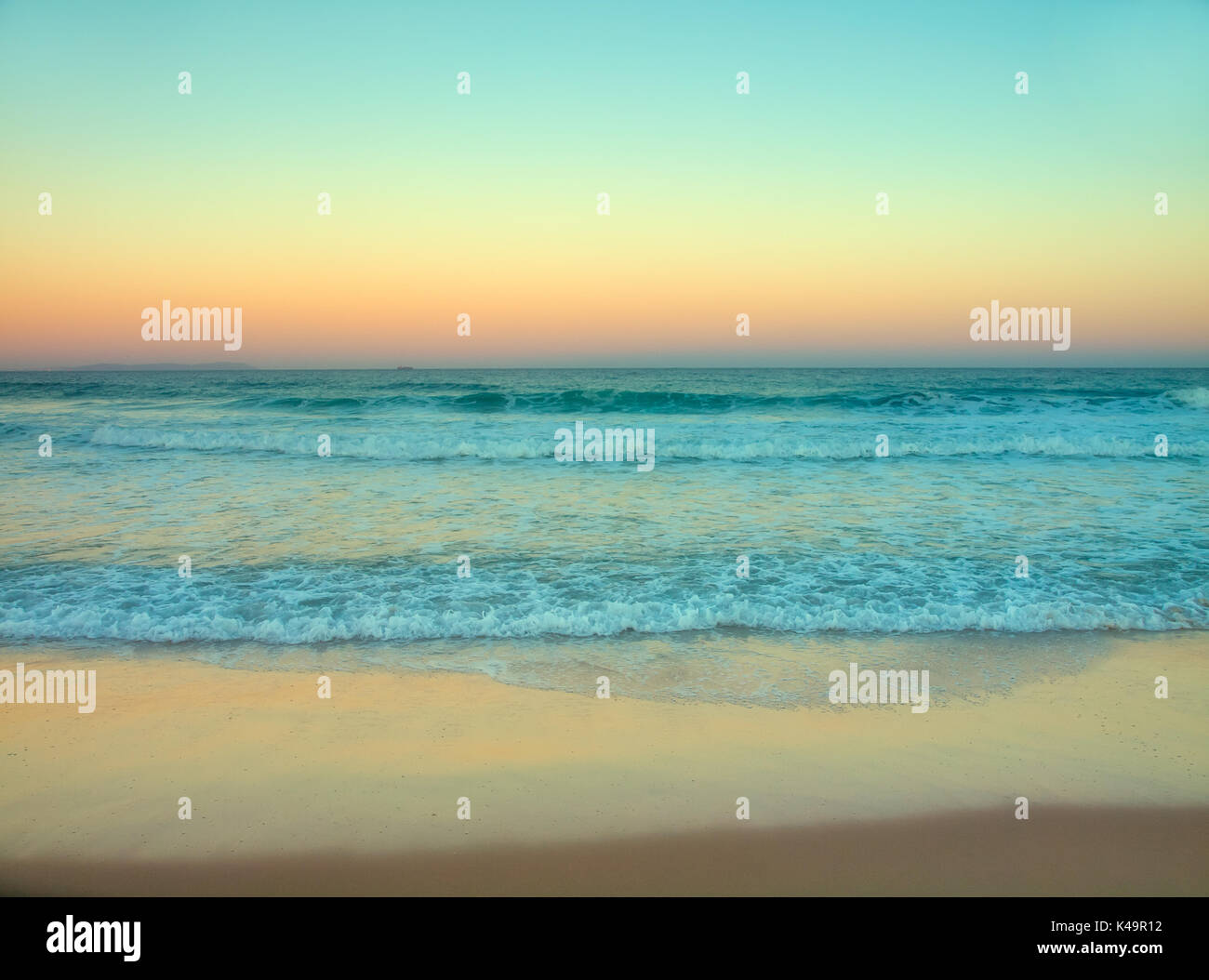 In stile retrò, istante fotocamera foto di stile di una spiaggia durante il Sunrise, Alba Foto Stock