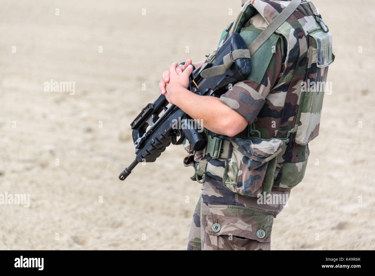 Close up di un soldato francese con un sistema automatico di riffle, guerra e stato di emergenza concetto Foto Stock