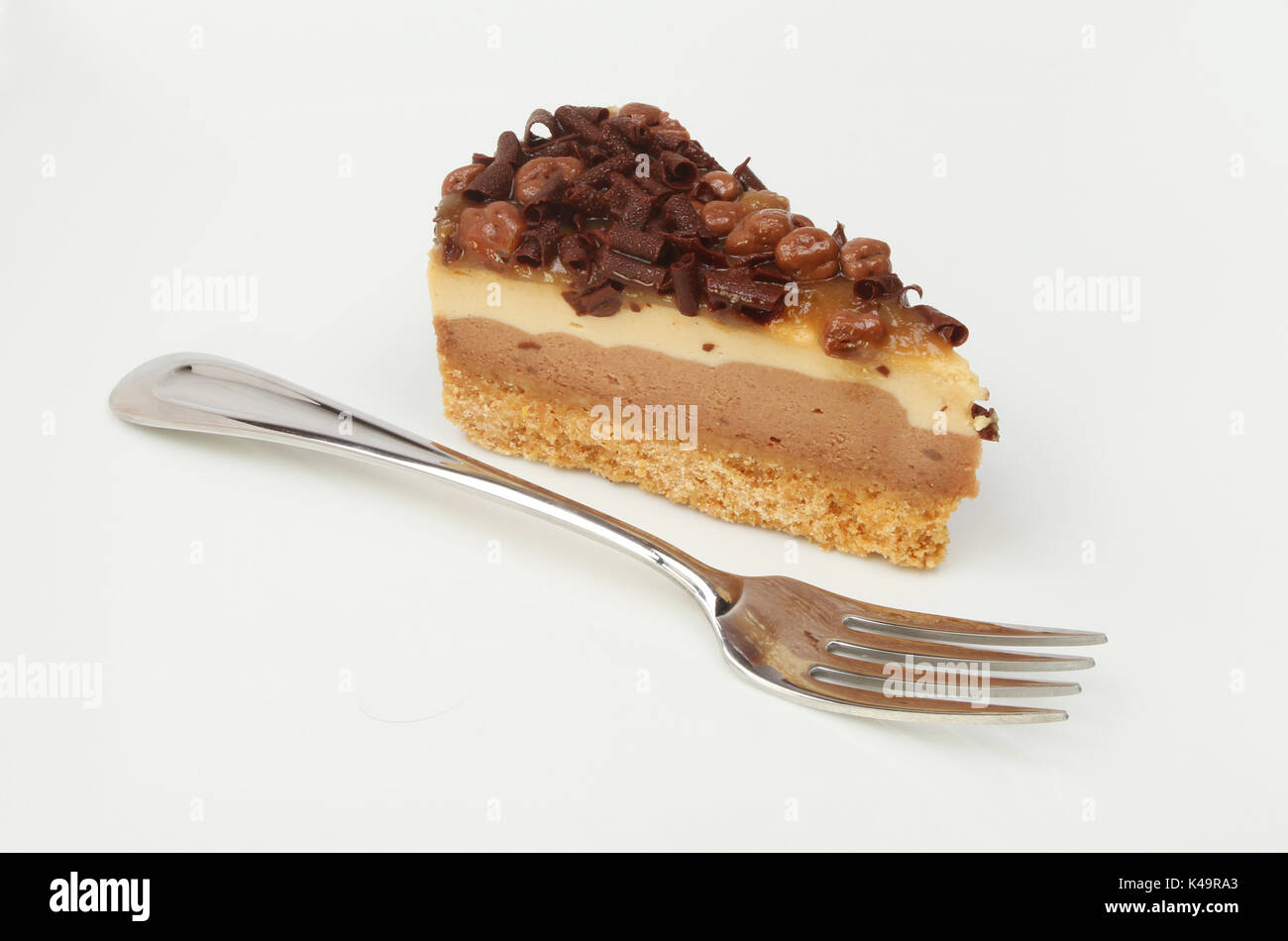 Fetta di cioccolato e nido cheesecake su una piastra con una forcella Foto Stock