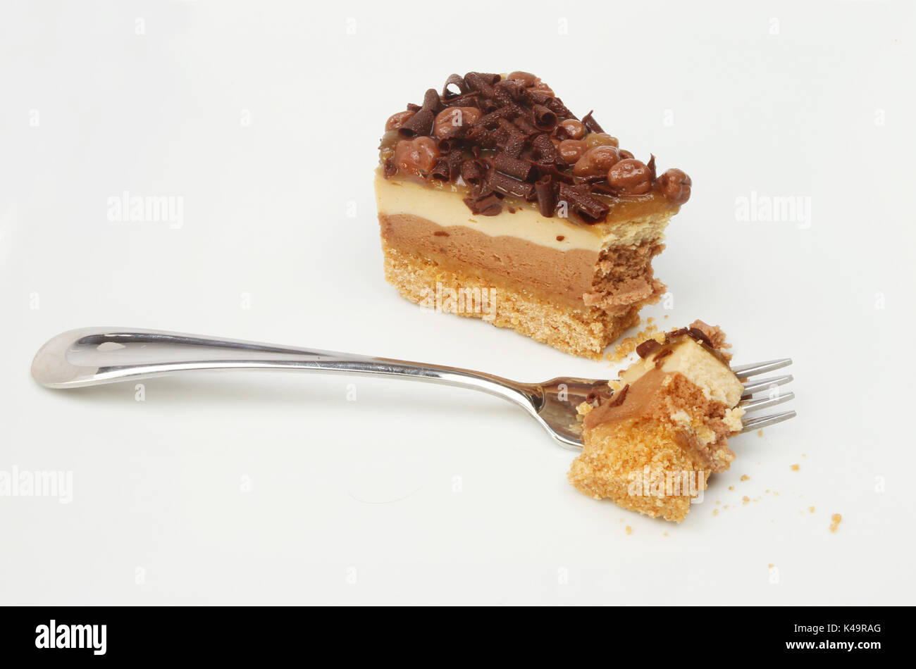 Cioccolato e nido cheesecake con una forcella su una piastra Foto Stock