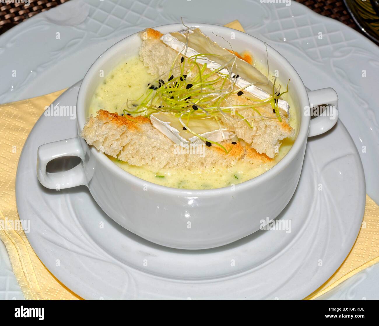 Thymian condito la zuppa di aglio con crostini e Camenbert Foto Stock