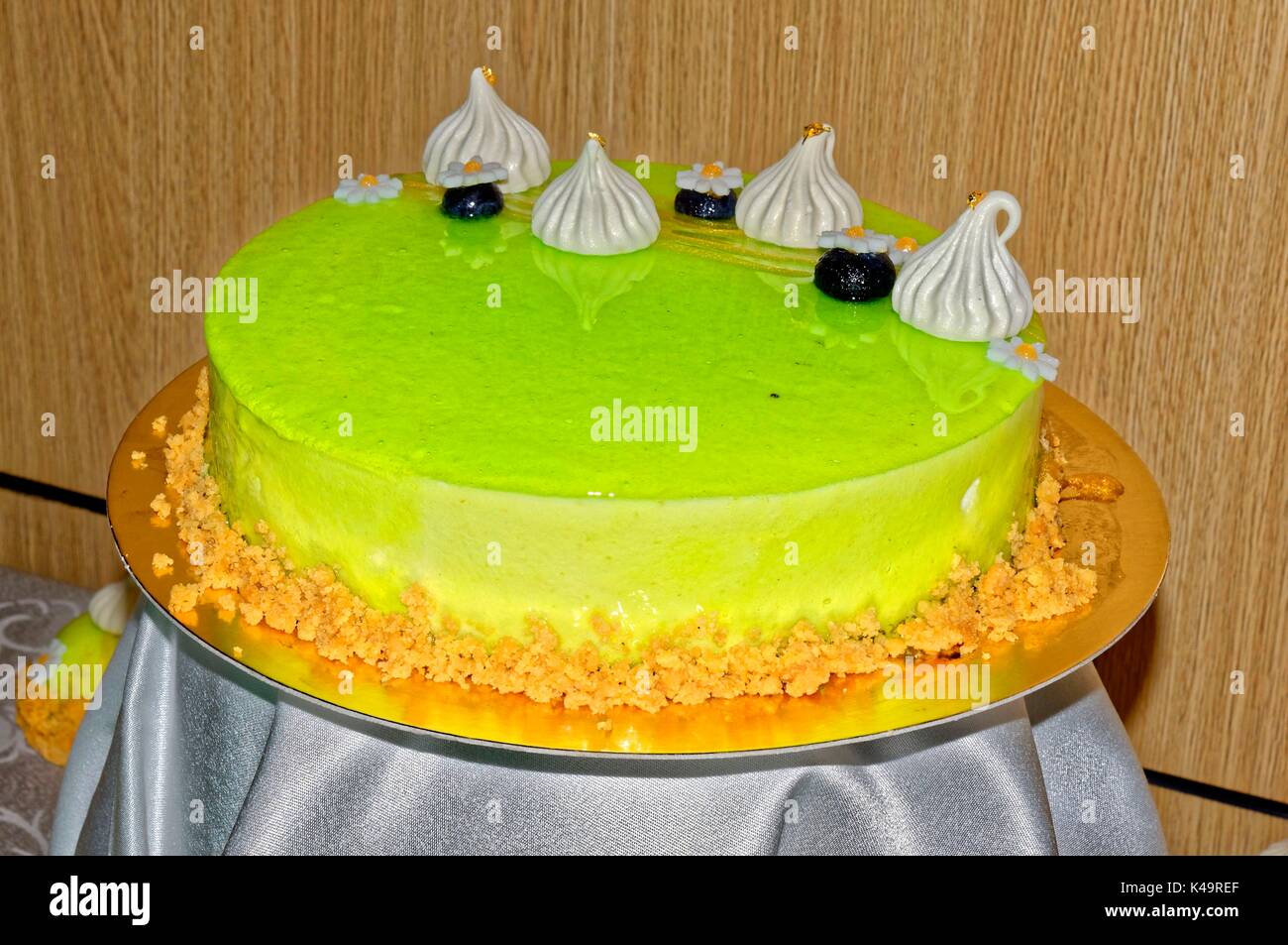 Torta di mele con Marzapane e crema montata decorazione Foto Stock