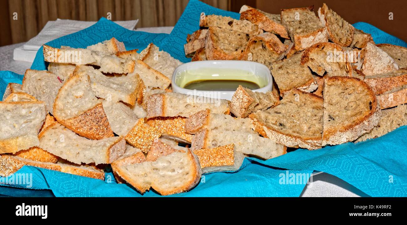 Pane mediterraneo e il dado Pane con olio di nucleo per la tostatura Foto Stock