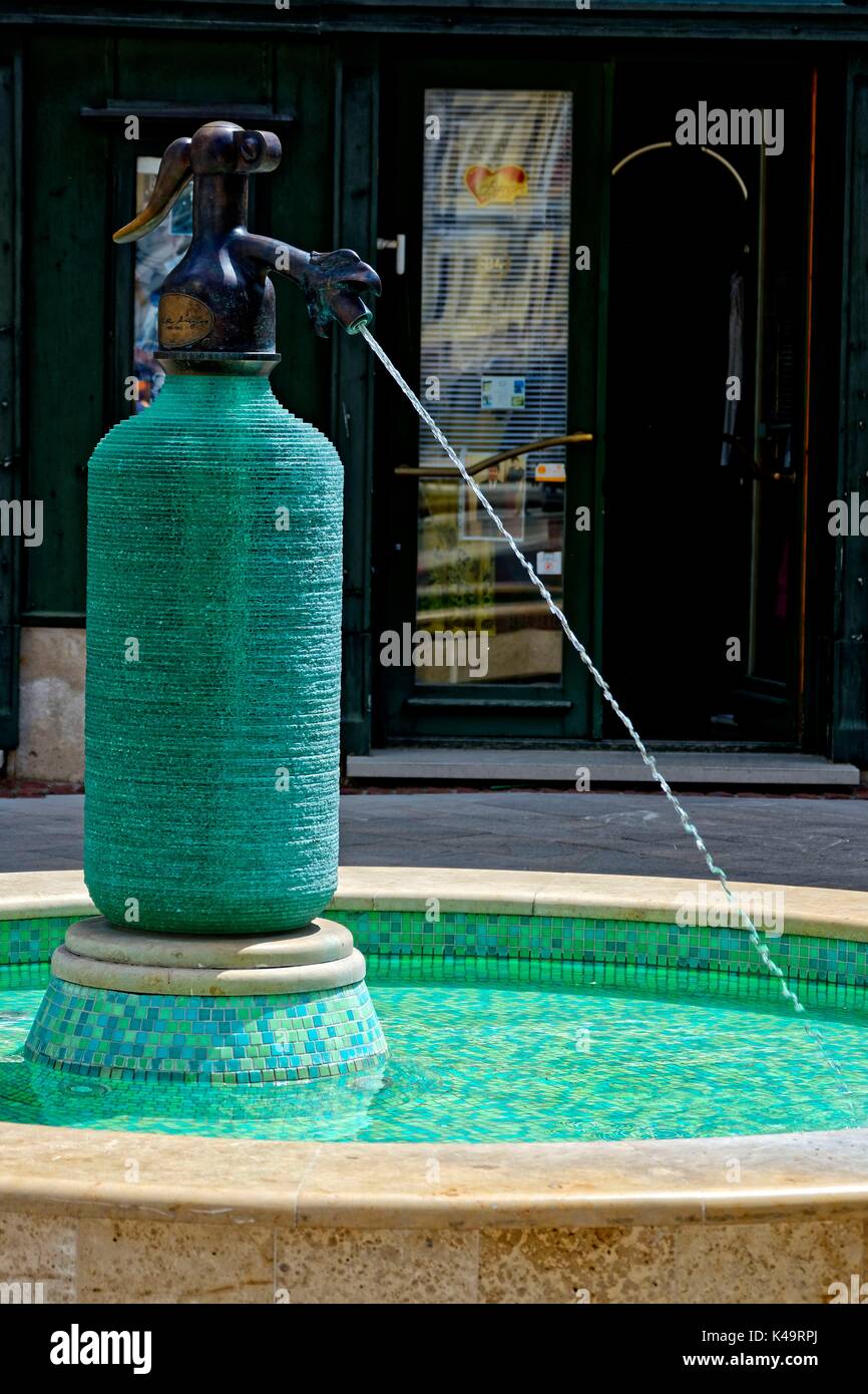 Fontana gigante donatore di acqua soda a Gyor Foto Stock
