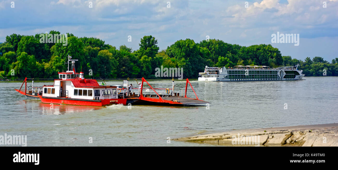 Traghetto per auto e il fiume della nave da crociera sul Danubio Foto Stock