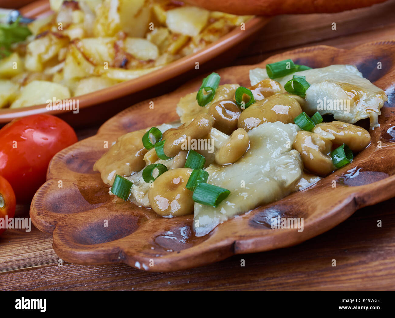 Il russo estate cena , cibo in assortimento : patate fritte, salsiccia affumicata, caviale di melanzana, salati funghi. Foto Stock