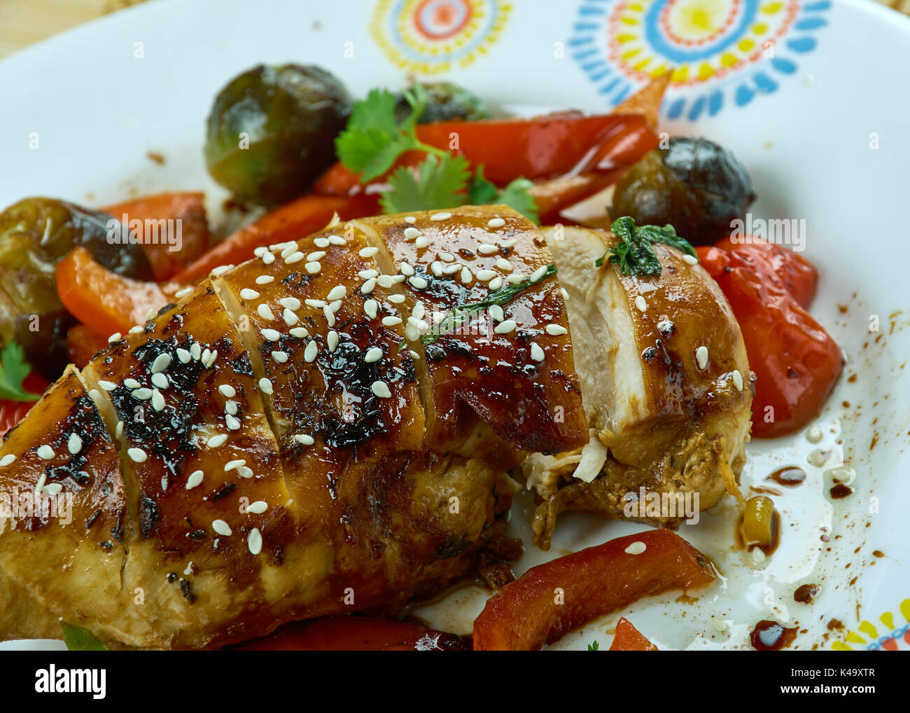 Una teglia pollo teriyaki con verdura Foto Stock