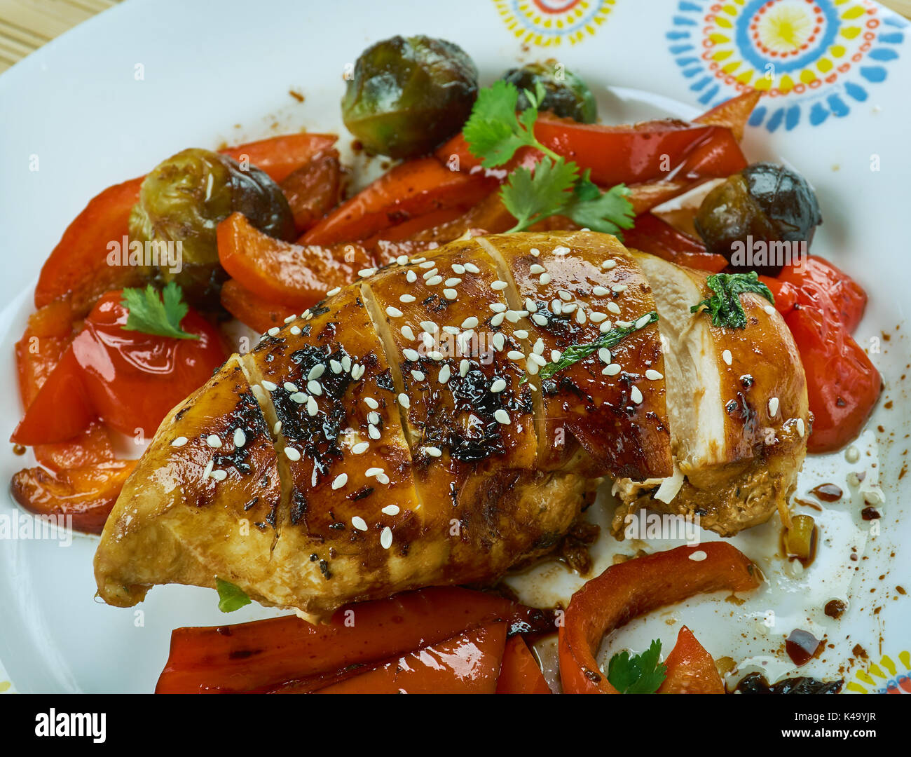 Una teglia pollo teriyaki con verdura Foto Stock