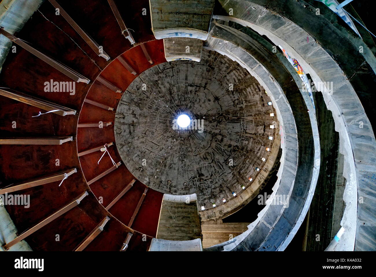 La tromba delle scale a spirale cercando Foto Stock