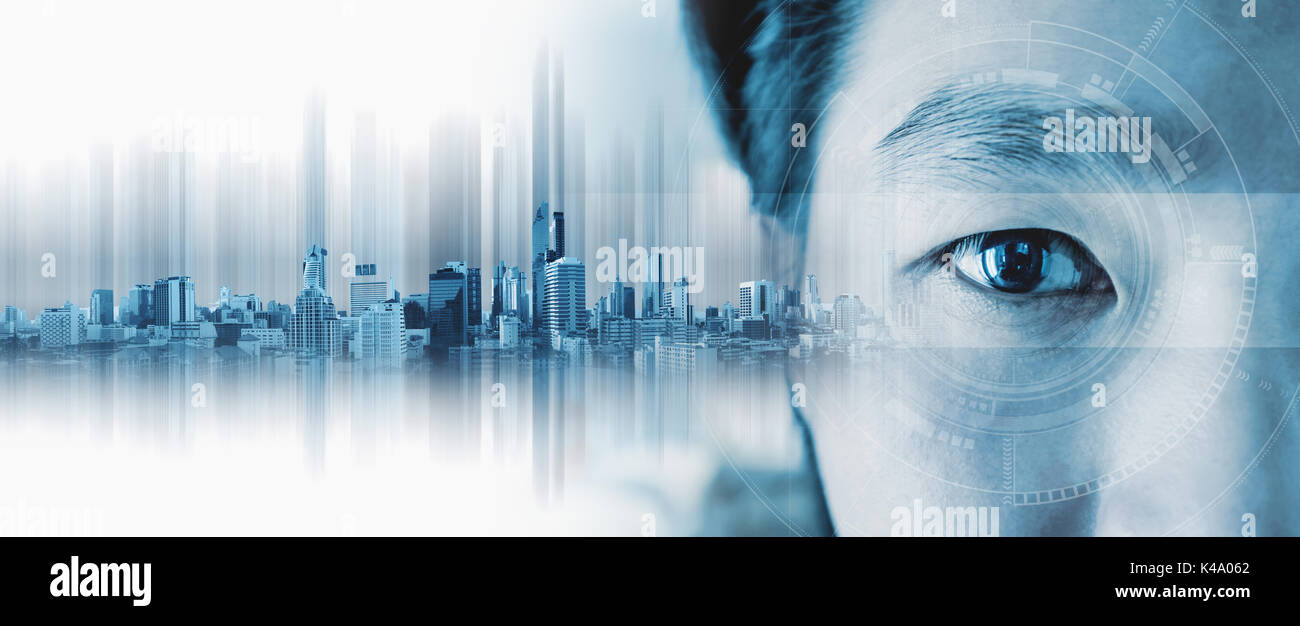 Close-up imprenditore asiatici's eye , con tecnologia avveniristica effetto visivo e città ologramma Foto Stock