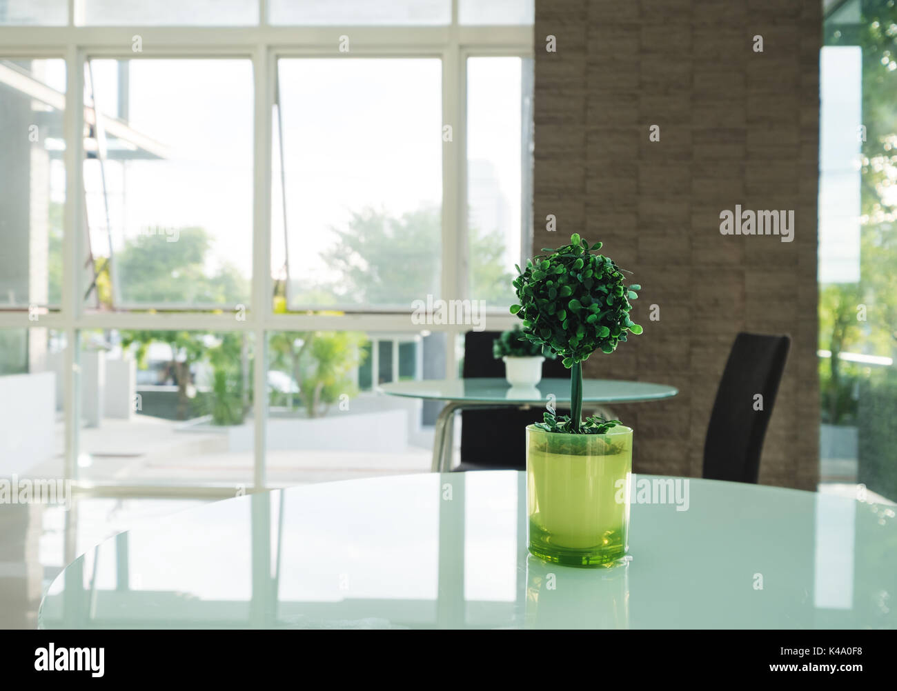 Decorazione albero artificiale in vaso verde sul tavolo, interior decor moderno Foto Stock