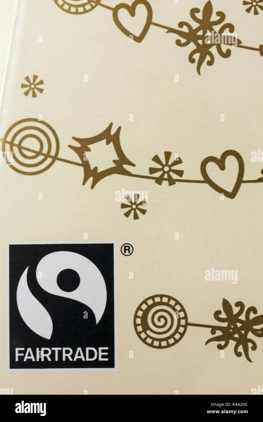 Fairtrade logo sulla confezione della divina il cioccolato bianco di alberi di Natale - Fairtrade simbolo logo del commercio equo e solidale Foto Stock
