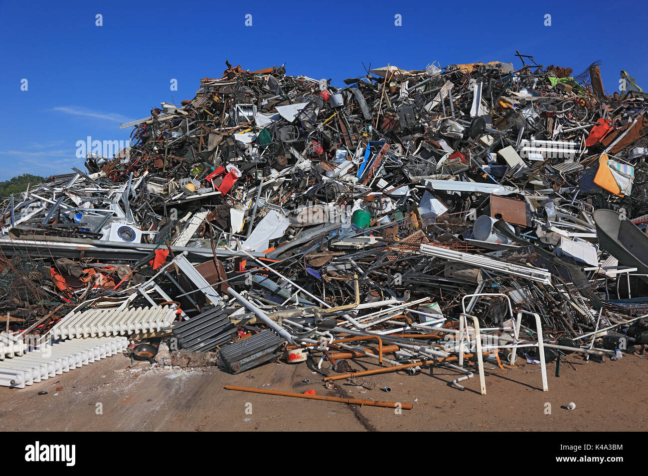 Rottami di metallo discarica di rifiuti su un cantiere di scarto, società di riciclaggio, Altmetallhalde auf einem Schrottplatz, Recyclingbetrieb Foto Stock