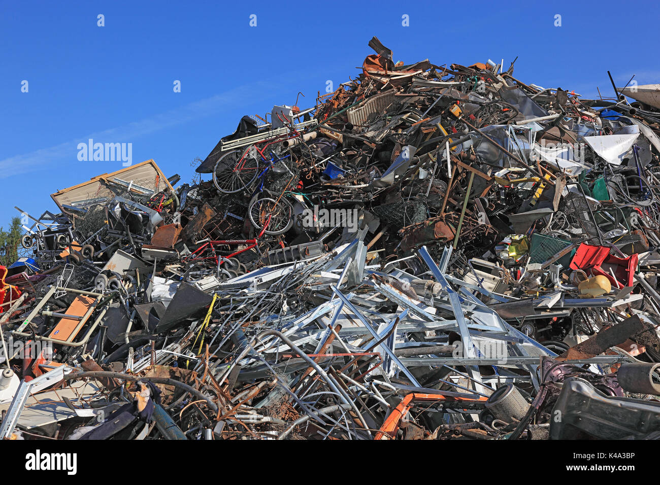 Rottami di metallo discarica di rifiuti su un cantiere di scarto, società di riciclaggio, Altmetallhalde auf einem Schrottplatz, Recyclingbetrieb Foto Stock