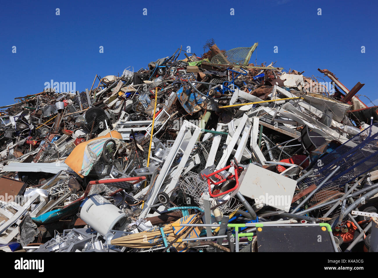Rottami di metallo discarica di rifiuti su un cantiere di scarto, società di riciclaggio, Altmetallhalde auf einem Schrottplatz, Recyclingbetrieb Foto Stock