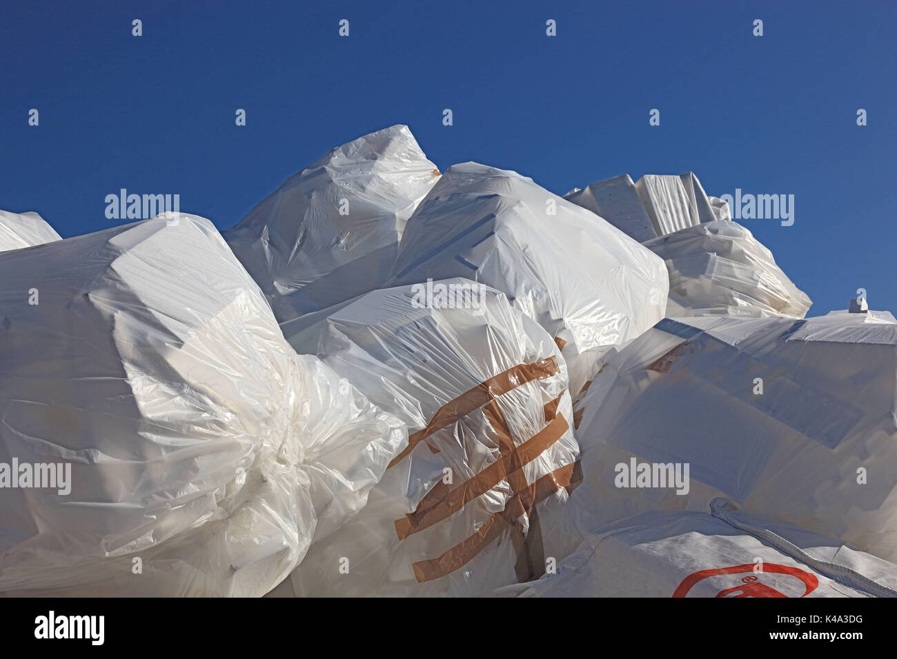 Industria dei rifiuti, stock per il riciclaggio di rifiuti di materiale isolante, Styrophor, confezioni in sacchetti di plastica, Abfallwirtschaft, Lager zum riciclaggio Abfal Foto Stock