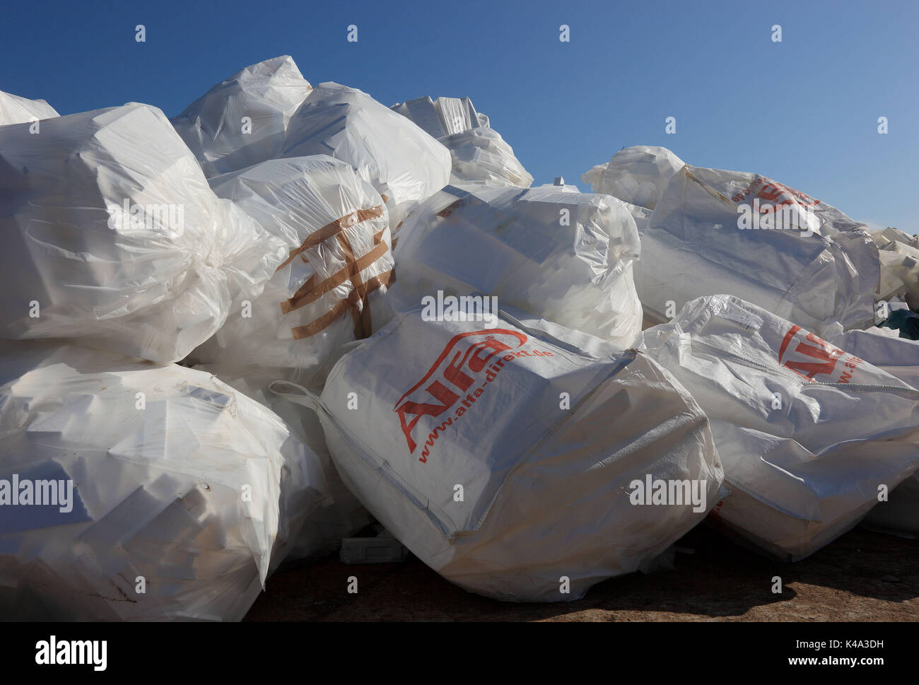 Industria dei rifiuti, stock per il riciclaggio di rifiuti di materiale isolante, Styrophor, confezioni in sacchetti di plastica, Abfallwirtschaft, Lager zum riciclaggio Abfal Foto Stock