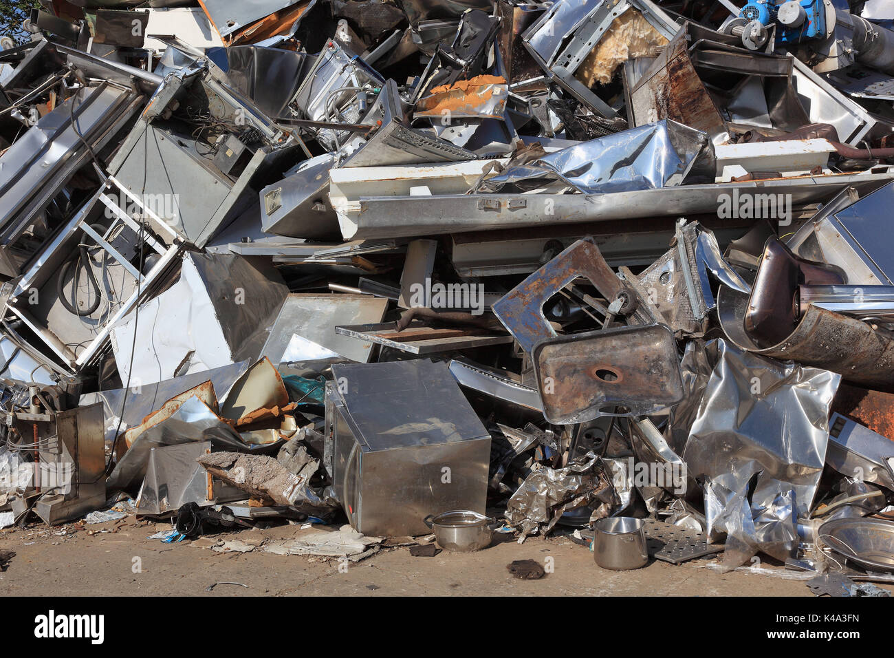 Cantiere di rottami, rifiuti di metallo azioni in una società di riciclaggio, schrottplatz, metallabfaelle lager in einem recyclingbetrieb Foto Stock