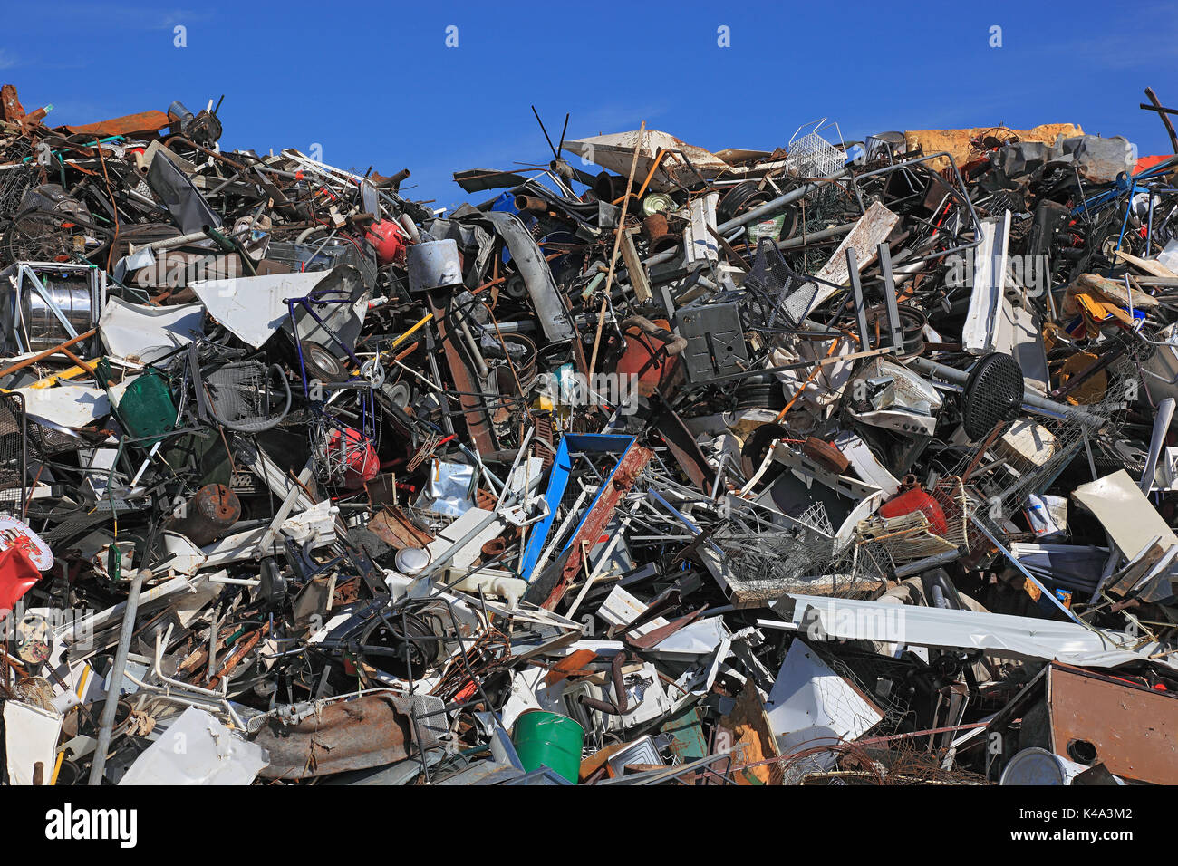 Cantiere di rottami, rifiuti di metallo azioni in una società di riciclaggio, schrottplatz, metallabfaelle lager in einem recyclingbetrieb Foto Stock