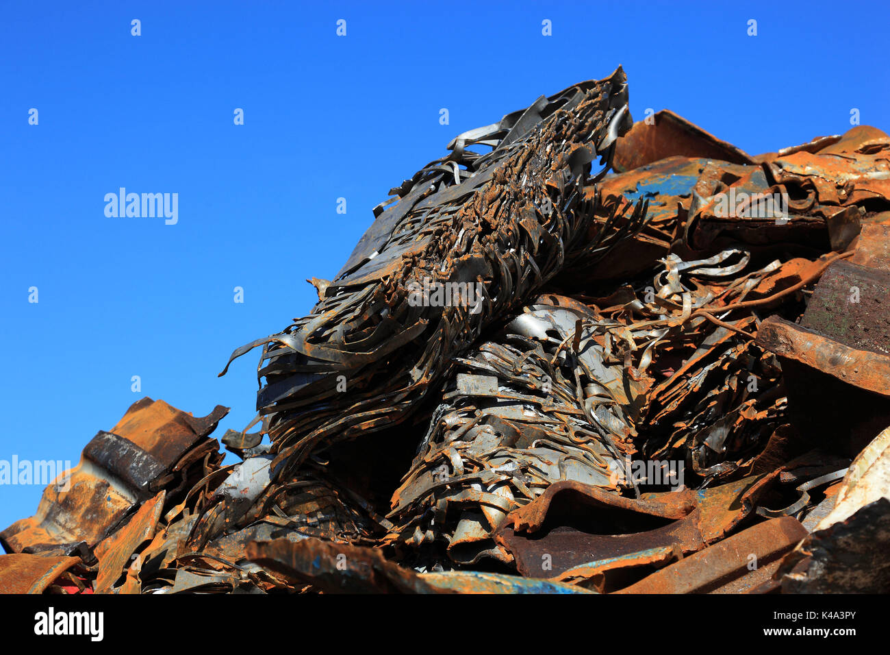 Cantiere di rottami, rifiuti di metallo azioni in una società di riciclaggio, schrottplatz, metallabfaelle lager in einem recyclingbetrieb Foto Stock