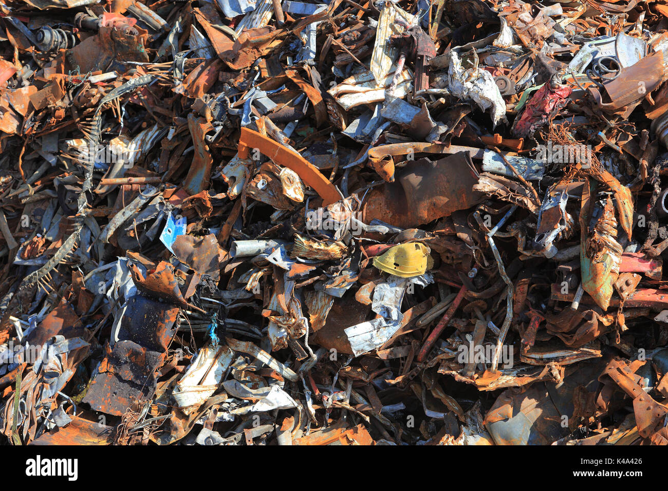 Cantiere di scarto, rottami di metallo sulla discarica di rifiuti in una società di riciclaggio, Schrottplatz, Altmetall auf Halde in einem Recyclingbetrieb Foto Stock
