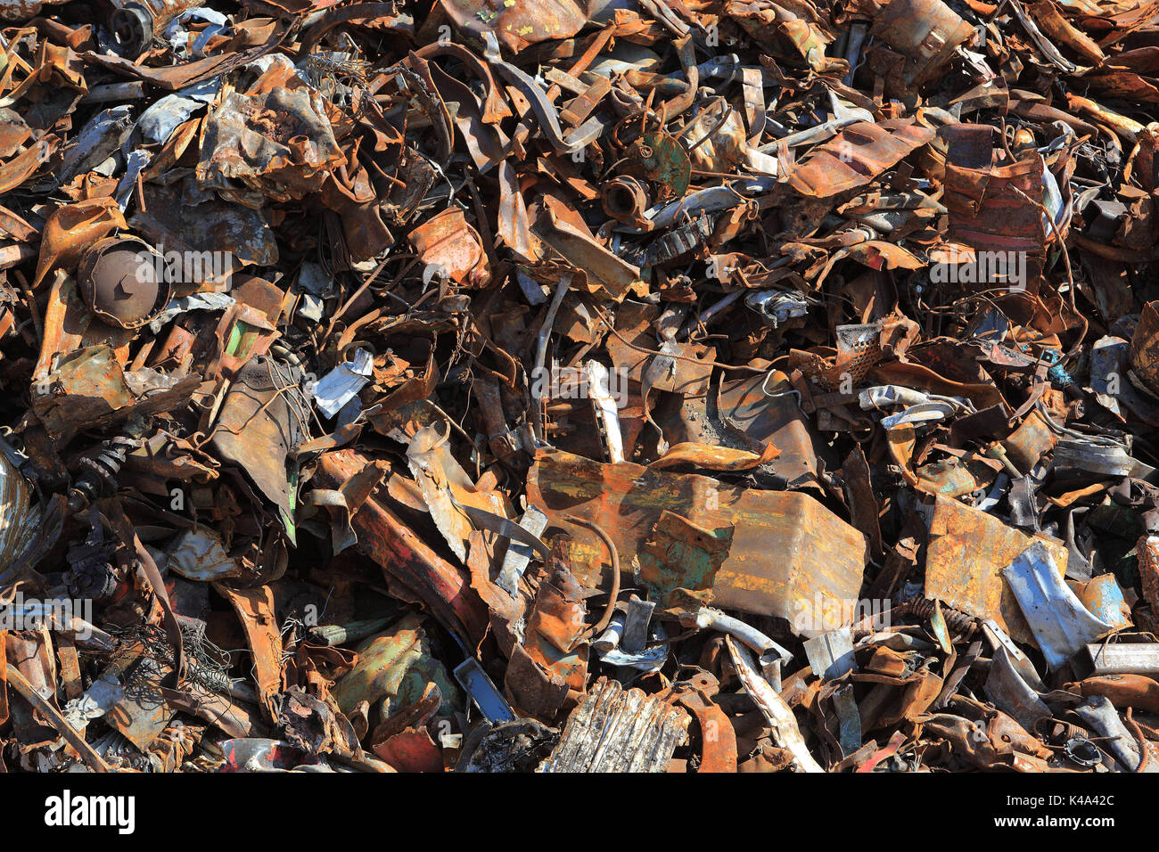 Cantiere di scarto, rottami di metallo sulla discarica di rifiuti in una società di riciclaggio, Schrottplatz, Altmetall auf Halde in einem Recyclingbetrieb Foto Stock