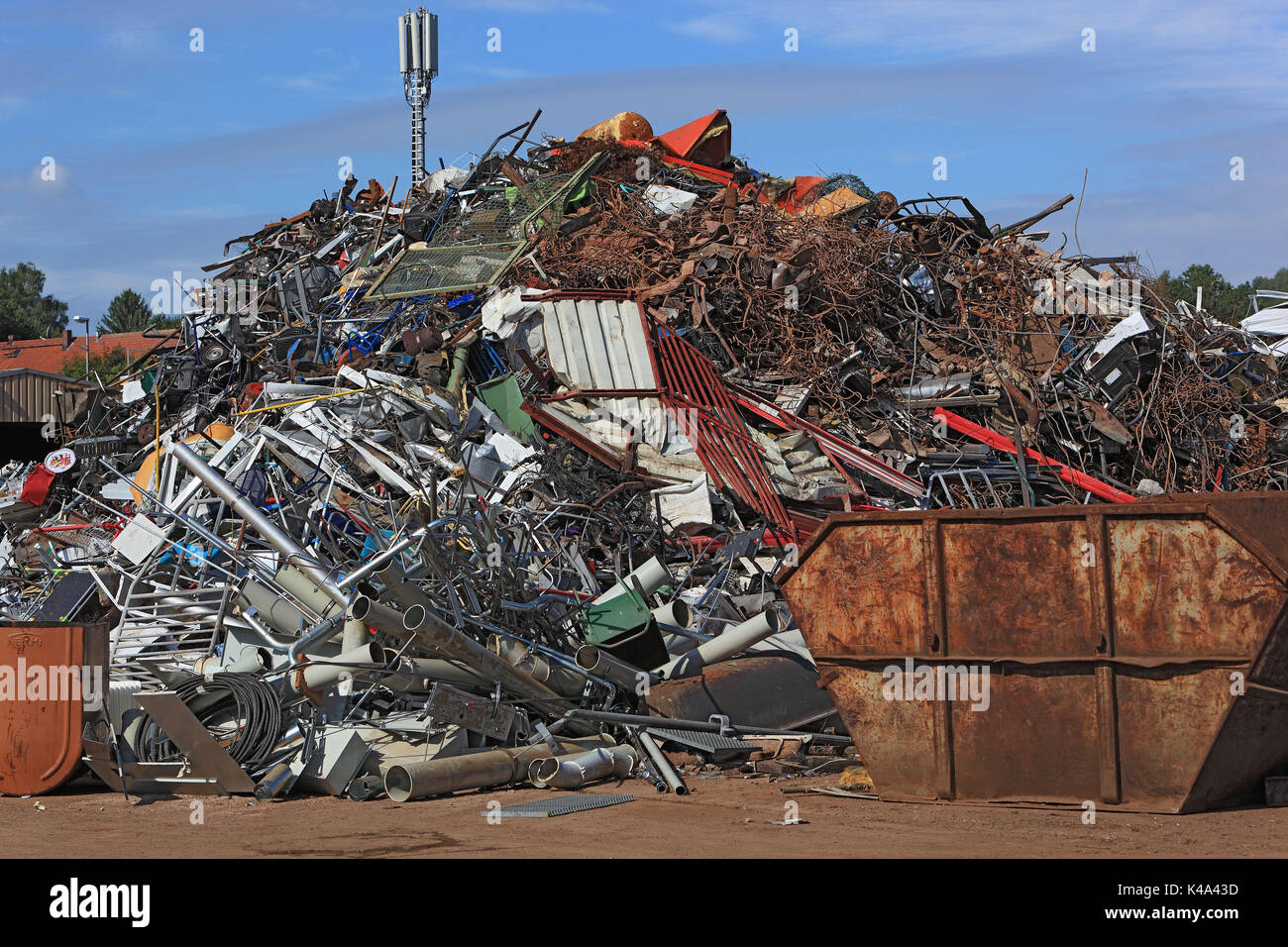 Cantiere di scarto, rottami di metallo sulla discarica di rifiuti in una società di riciclaggio, Schrottplatz, Altmetall auf Halde in einem Recyclingbetrieb Foto Stock