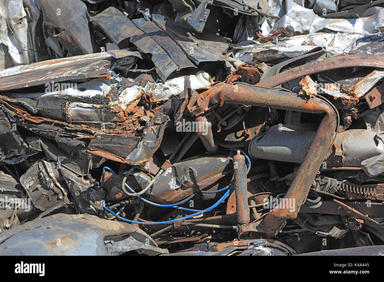 Cantiere di scarto, rottami di metallo sulla discarica di rifiuti in una società di riciclaggio, Schrottplatz, Altmetall auf Halde in einem Recyclingbetrieb Foto Stock