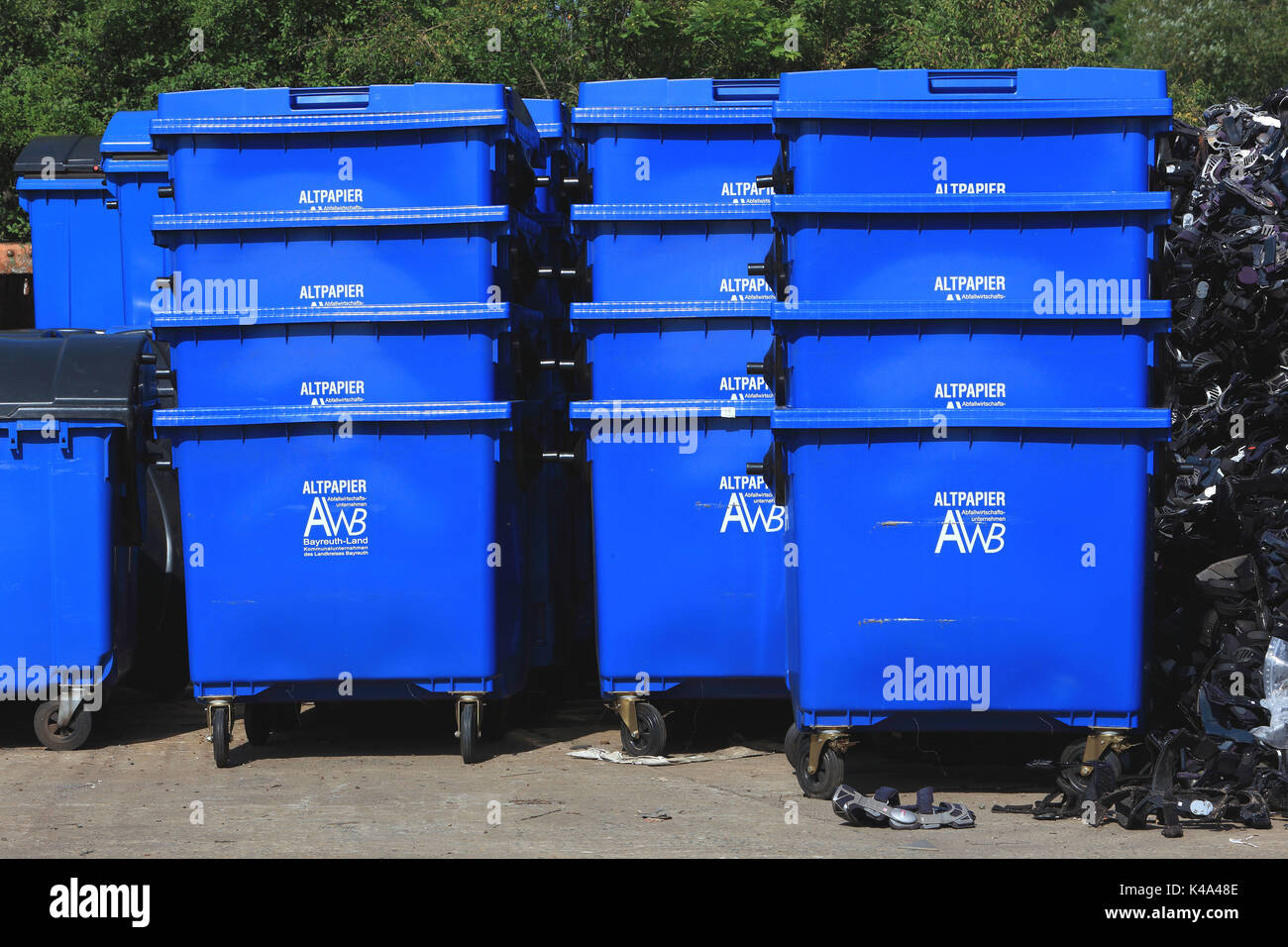 Collettivi di tonnellate, collettiva di contenitori per i rifiuti di carta, Sammeltonnen, Sammelcontainer fuer Altpapier Foto Stock