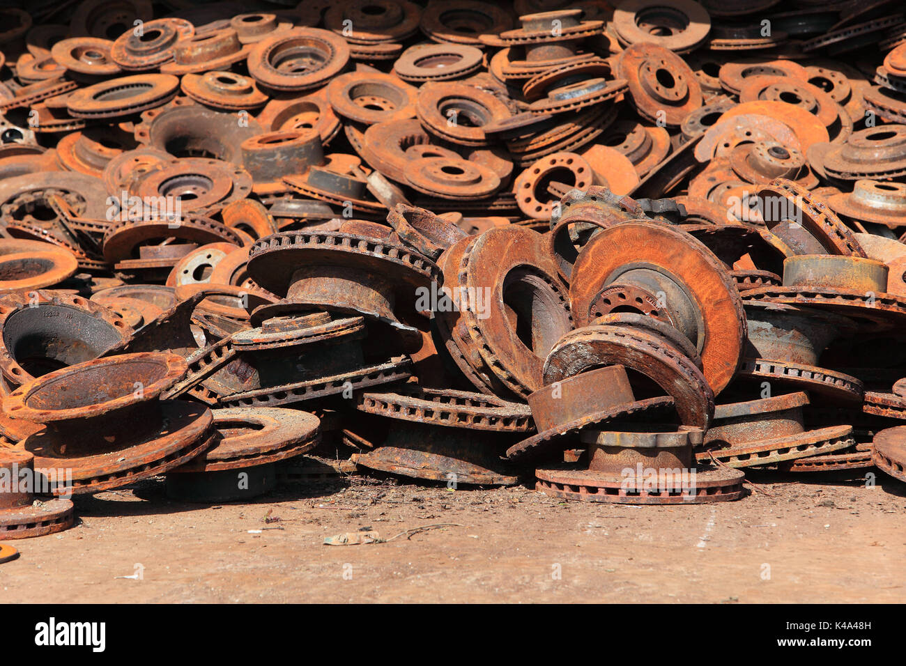 Rottami di ferro, qui i dischi dei freni dalle automobili, rottami di cantiere, società di riciclaggio, Alteisen, hier Bremsscheiben aus Autos Schrottplatz, Recyclingbetrieb Foto Stock