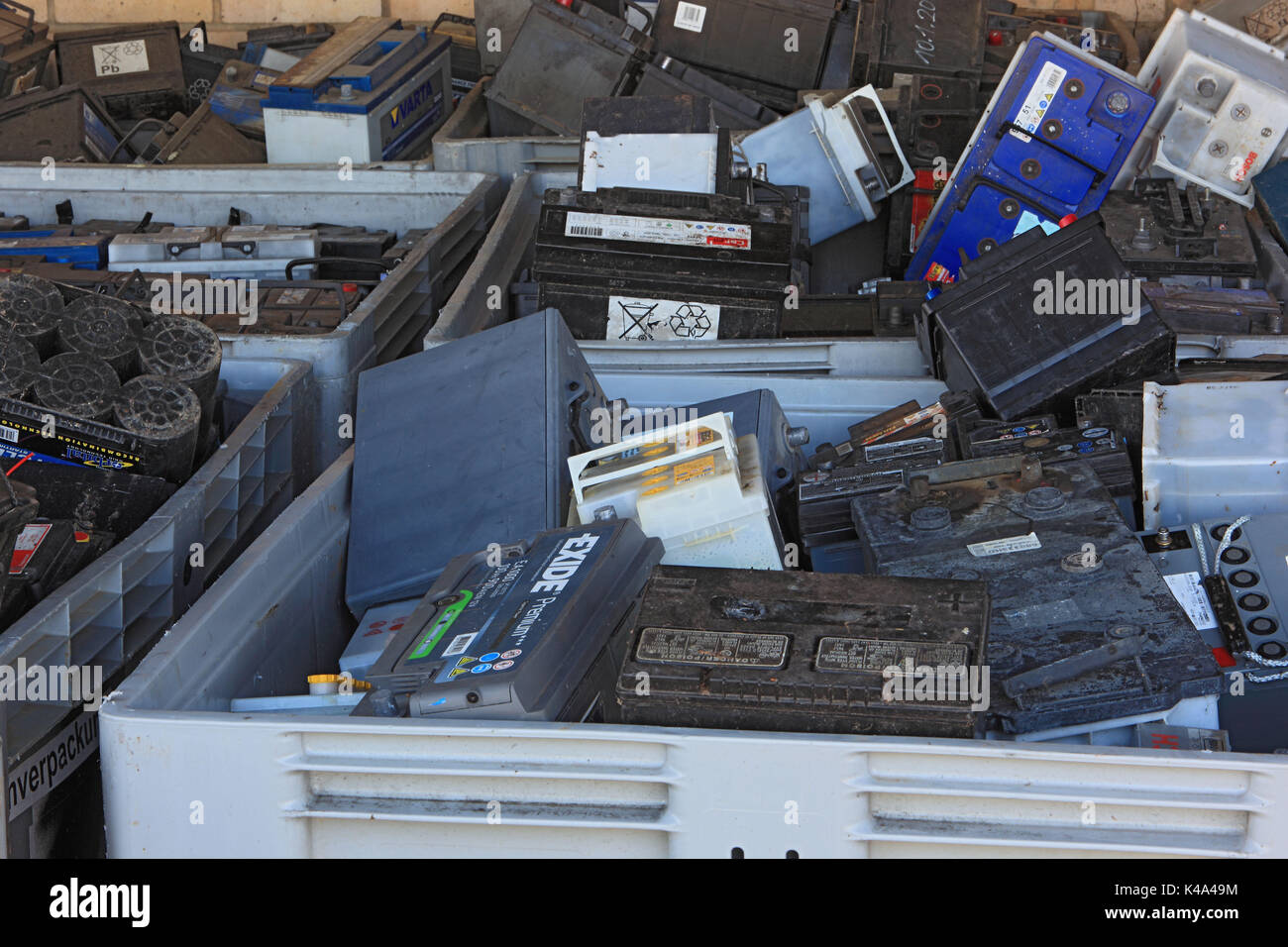 Società di riciclaggio, il riciclaggio di vecchi autobatteries, stock, Recyclingbetrieb, il riciclaggio von Alten Autobatterien, Lager Foto Stock