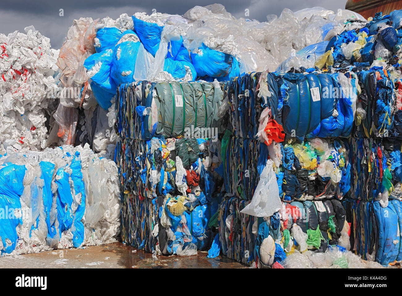 Fogli di plastica in balla per il riciclo in una società di riciclaggio, Plastikfolien in Ballen zur Wiederverwertung in einem Recyclingbetrieb Foto Stock