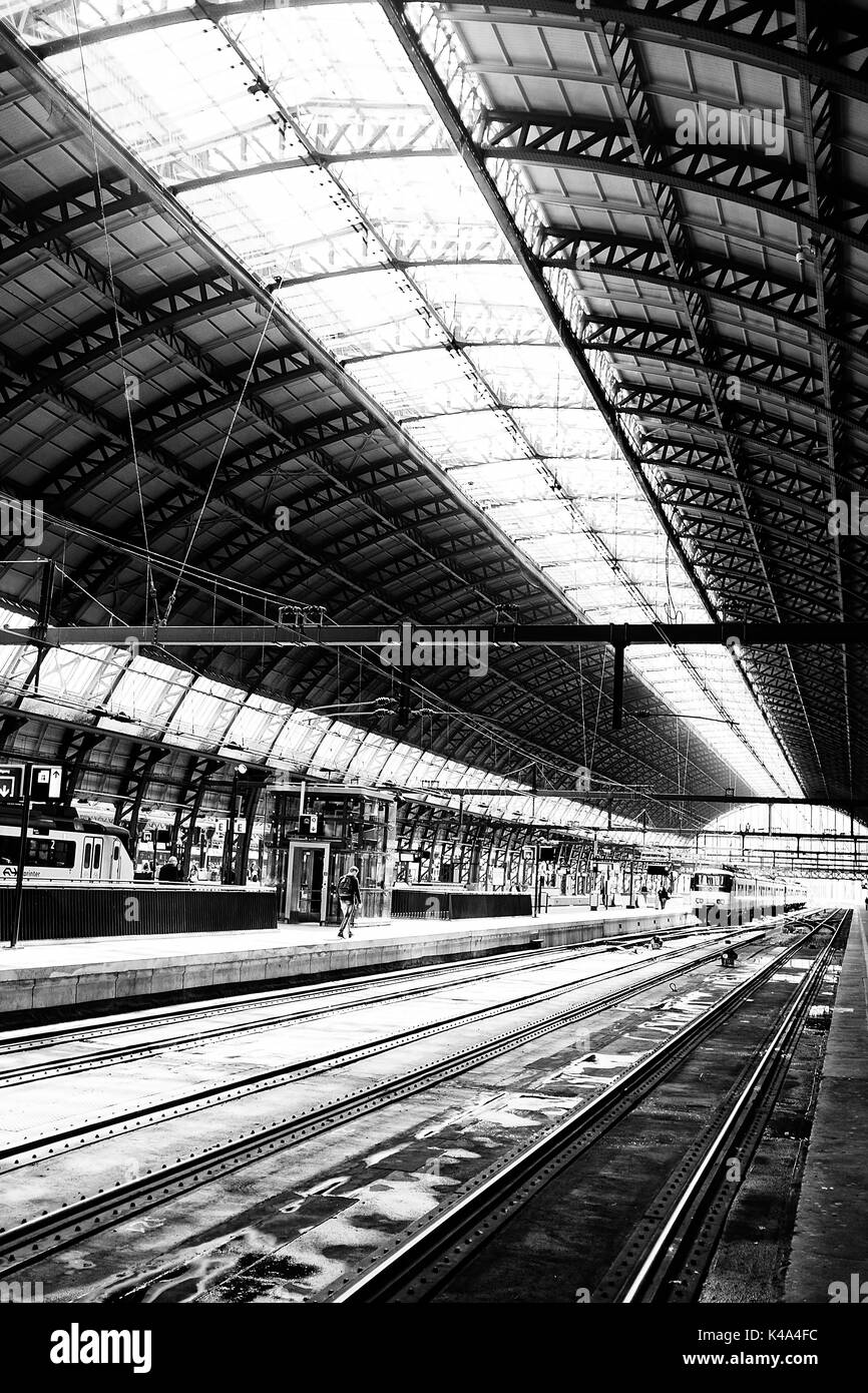 Amsterdam Paesi Bassi dentro la stazione Centraal la rampa principale Foto Stock