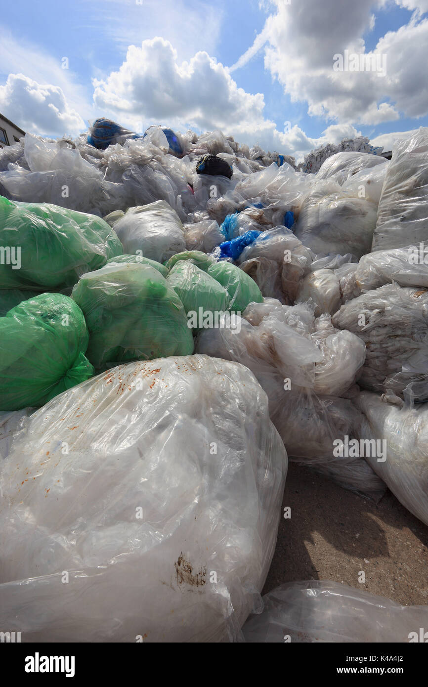 Sacchetti con tipo puro di rifiuti di plastica, lamine Saecke mit sortenreinen Kunststoffabfaellen, Folien Foto Stock