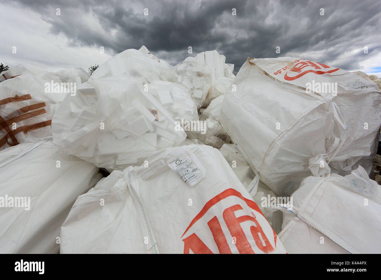 Industria dei rifiuti, stock per il riciclaggio di rifiuti di materiale isolante, Styrophor, confezioni in sacchetti di plastica, Abfallwirtschaft, Lager zum riciclaggio Abfal Foto Stock