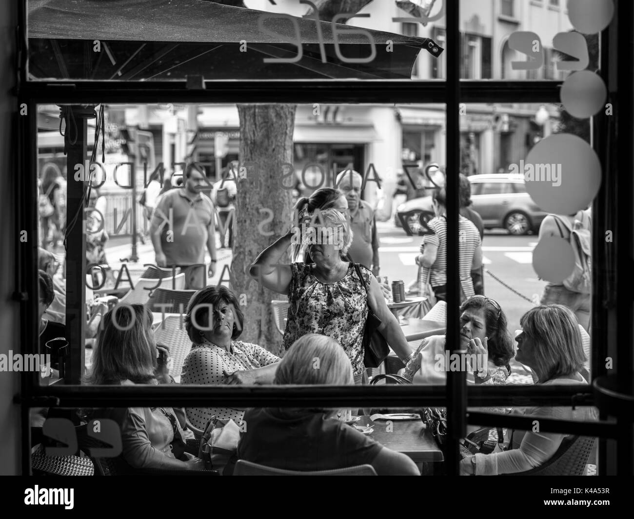 Guardando fuori dalla finestra di Street Cafe a Funchal, Madeira Foto Stock