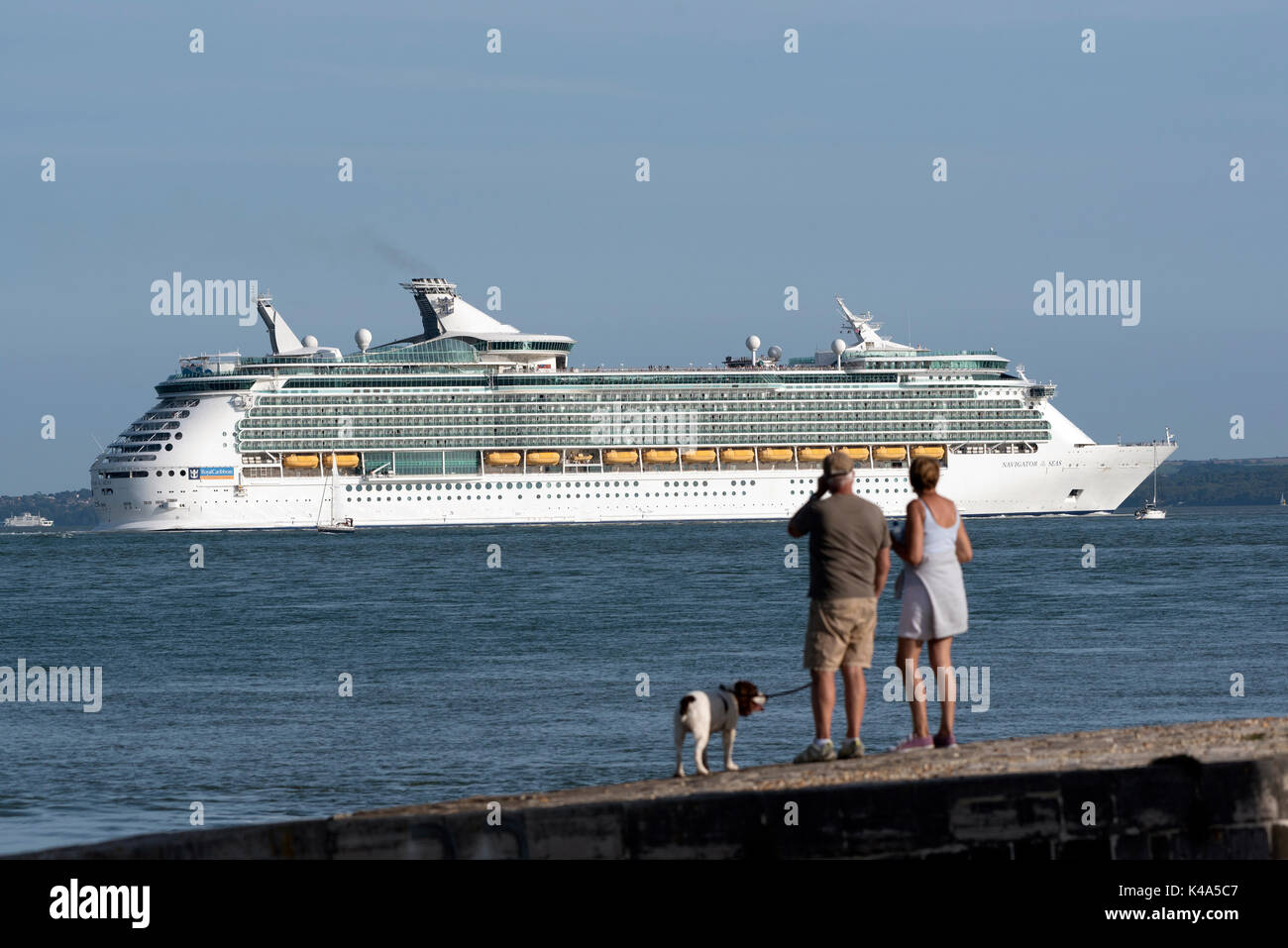 I turisti guardano da Calshot Spit su Southampton acqua Southern England Regno Unito con uno sfondo della crociera Navigatore dei mari. Agosto 20 Foto Stock