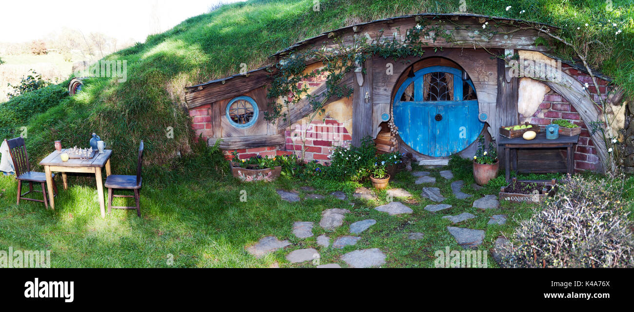 Vista panoramica di un hobbit foro, all'Hobbiton Movie set, Matamata, Waikato, Nuova Zelanda Foto Stock