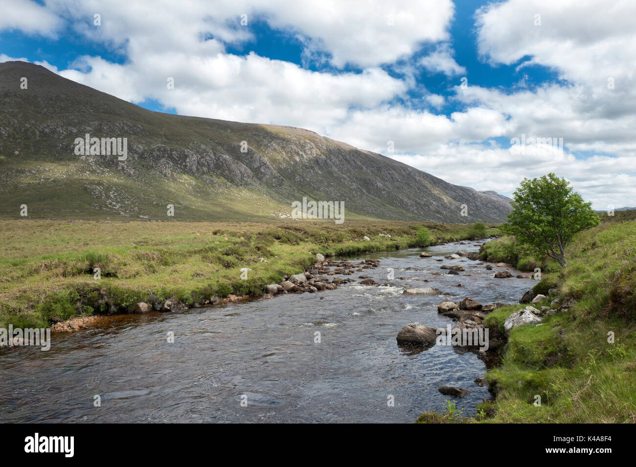 Dionard fiume che scorre attraverso Strath Dionard un salmone e trota di mare fiume sulla Gualin station wagon, Sutherland Scozia Giugno Foto Stock