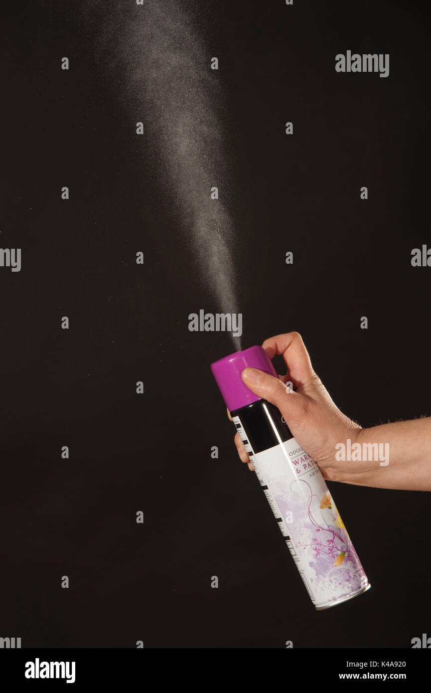 Camera spray rinfrescante. Questa è una nebbia aerosol di particelle liquide, visto in aria su sfondo nero. Il deodorante per auto è in forma di liquido in sp Foto Stock