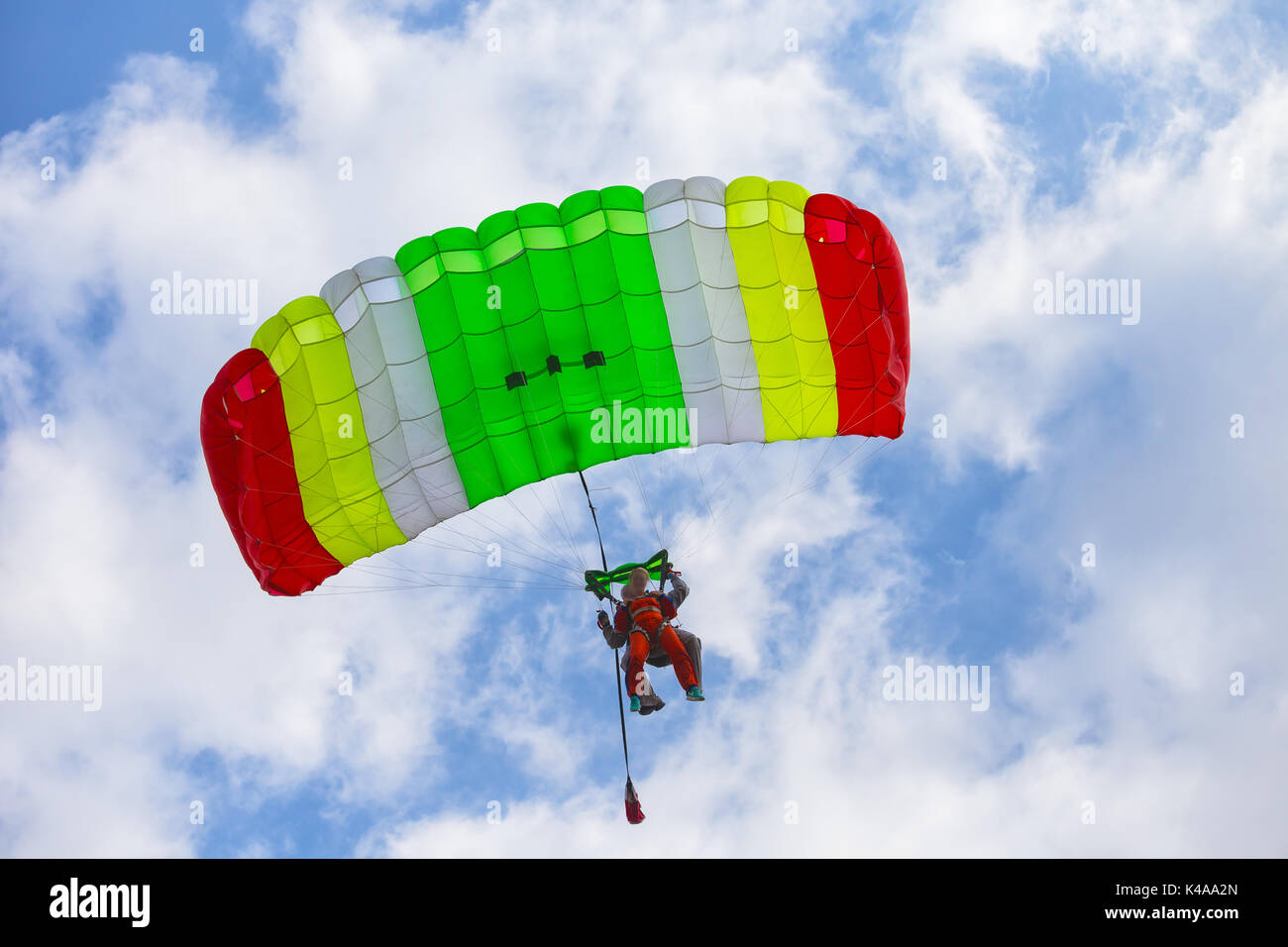 Due persone su un paracadute nel cielo. Le facce sono sfocate e non riconoscibile. Il concetto di movimento e la libertà. Foto Stock
