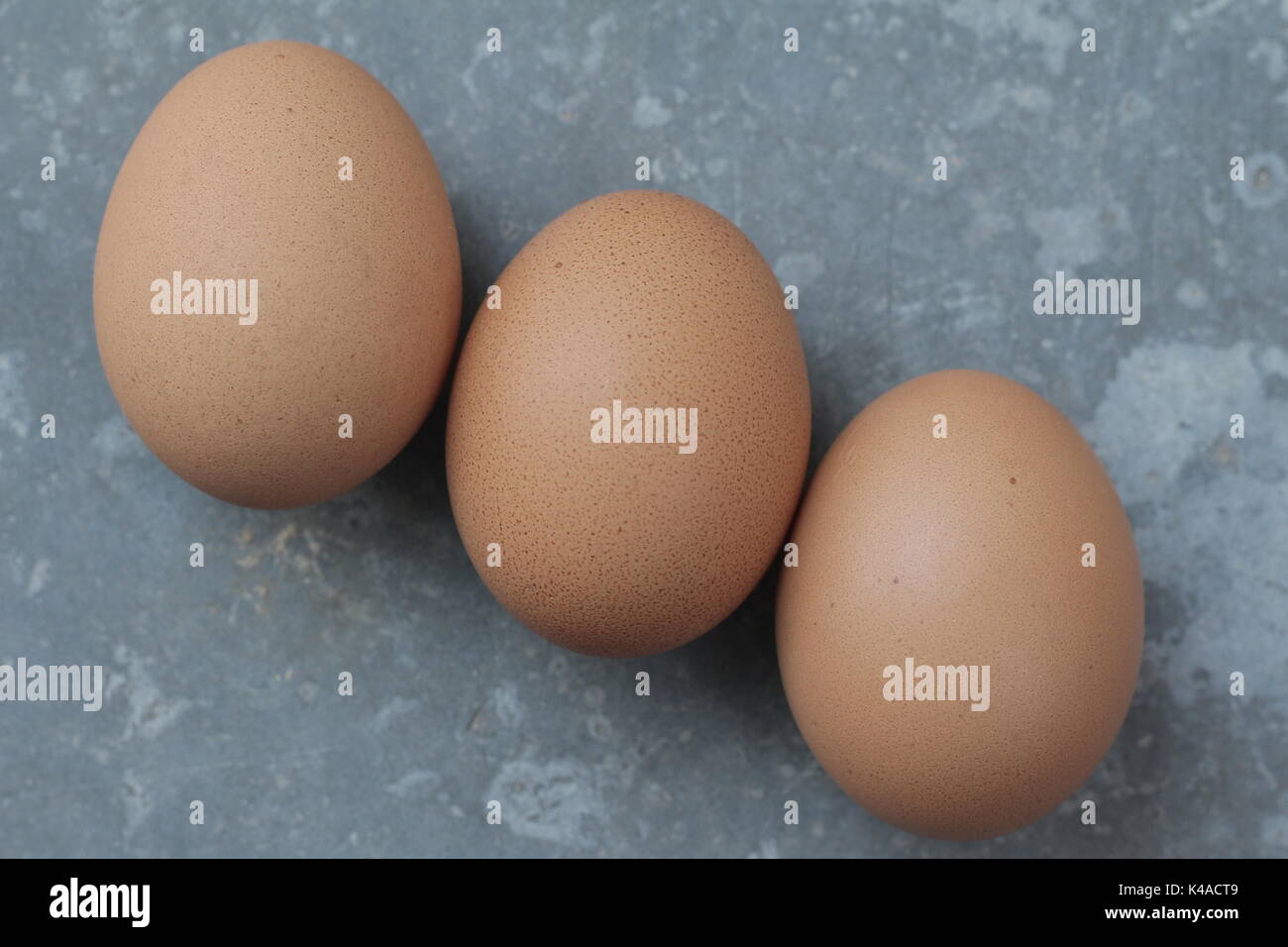 Tre fresche uova di galline Foto Stock