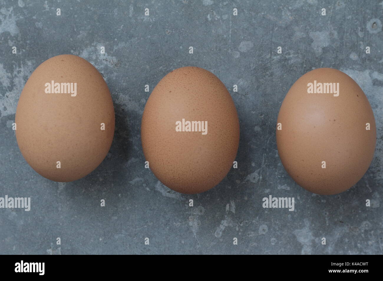 Tre fresche uova di galline Foto Stock