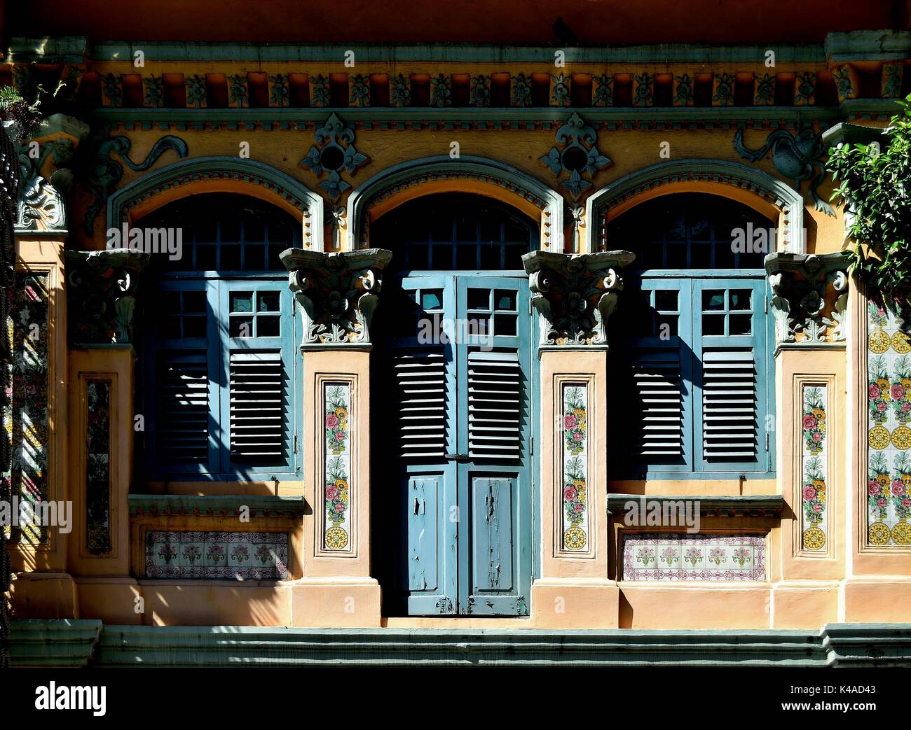 Negozio tradizionale casa con persiane blu, finestre ad arco e originale piastrelle cinesi in Singapore storica Little India district Foto Stock