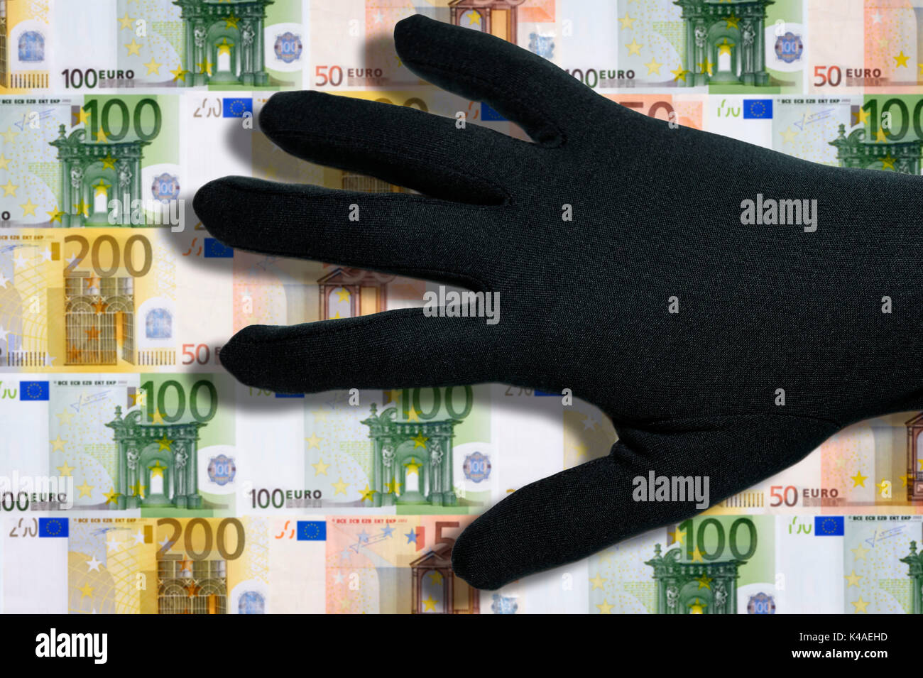 La mano nera nella parte anteriore delle banconote in euro, il denaro nero Foto Stock